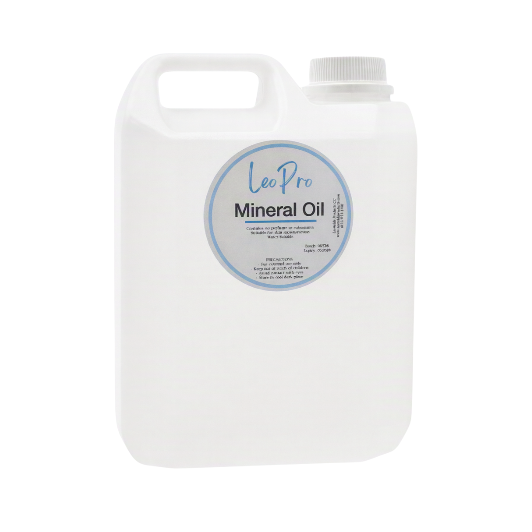 A 2.5liter clear bottle containing mineral oil, also known as technical oil, with a white and blue label on a white background
