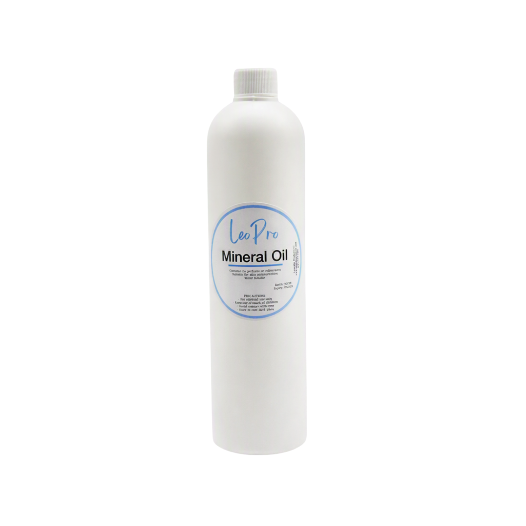 A 500ml white bottle containing mineral oil, also known as technical oil, with a white and blue label on a white background