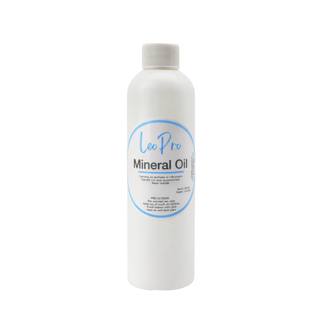 A 250ml white bottle containing mineral oil, also known as technical oil, with a white and blue label on a white background