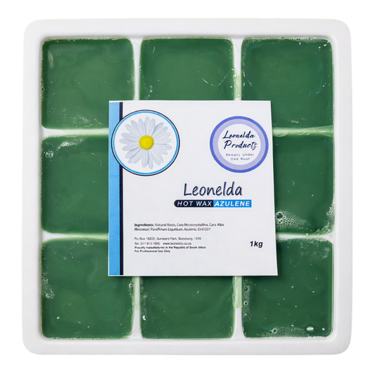 A 1kg block of Leonelda Hot Wax Azuleñe in a white square tray, featuring a white paper label with a daisy logo and blue accents.