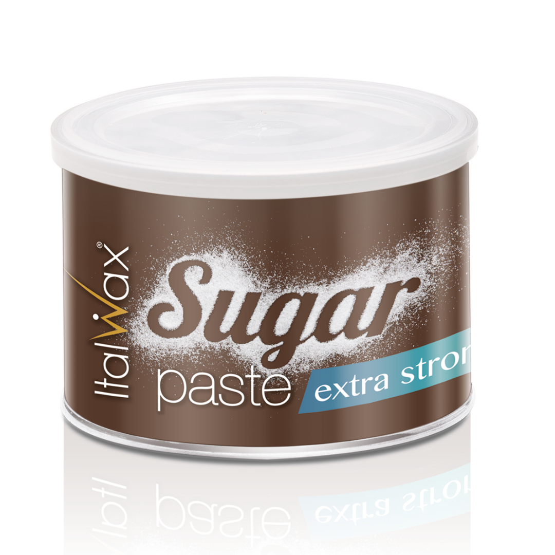 W354A Italwax Extra Strong Sugar Paste Wax |A can of Italwax Sugar Paste extra strong wax, featuring a brown label with white and light blue text, a white lid, and a clear base, shown on a white background with a reflection.