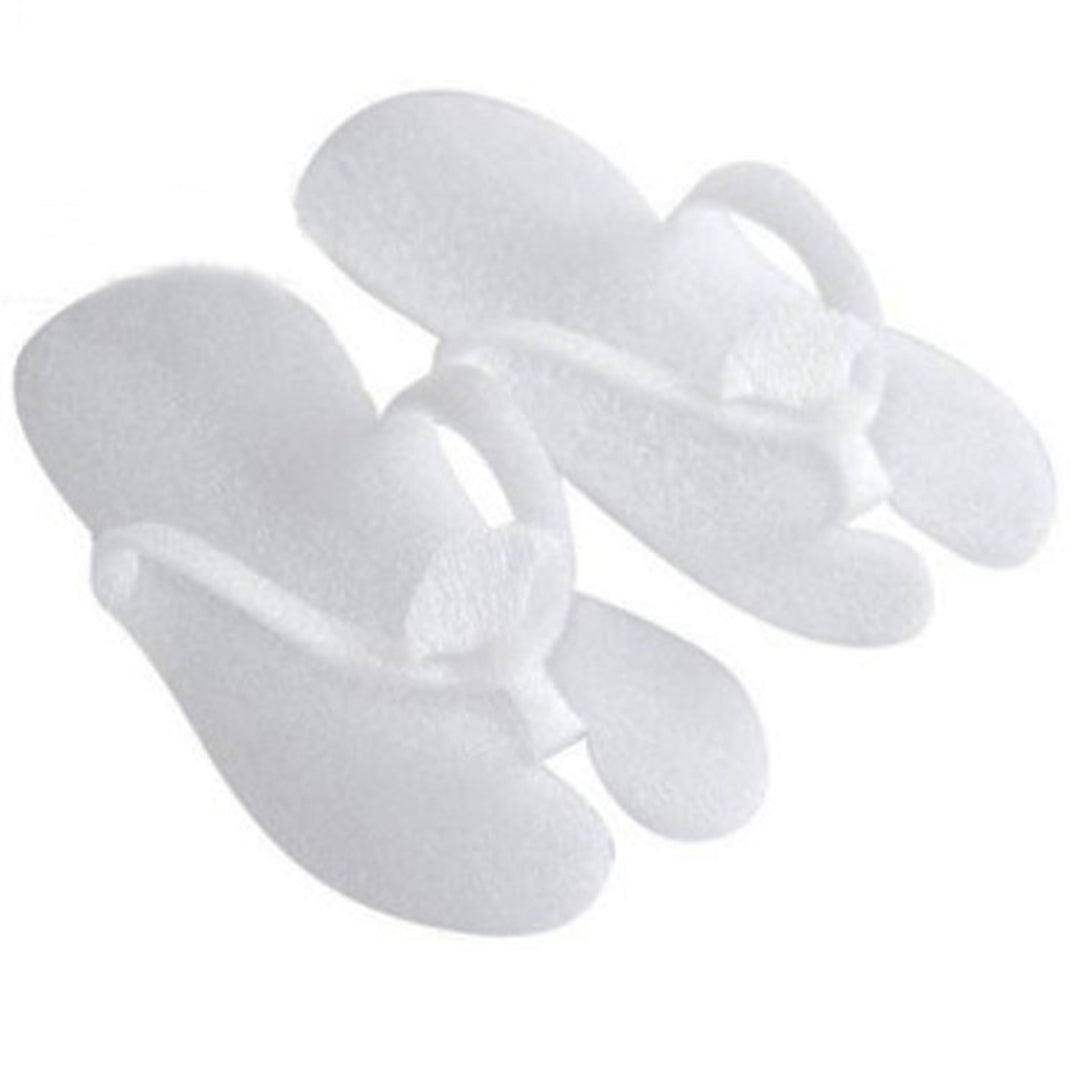 Z701E Disposable Foam slippers | White pair of foam slippers with strip going between toes on white background